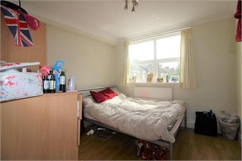 2 bedroom apartment to rent, Maitland Road, London E15