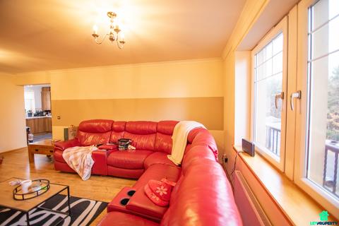 3 bedroom flat for sale, Eagles View, Livingston EH54