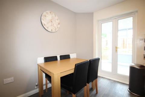 2 bedroom townhouse to rent, Magpie Close, Bradford