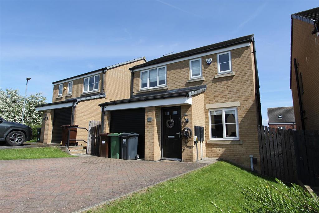 Alder Road, Whinmoor 3 bed detached house £1,250 pcm (£288 pw)
