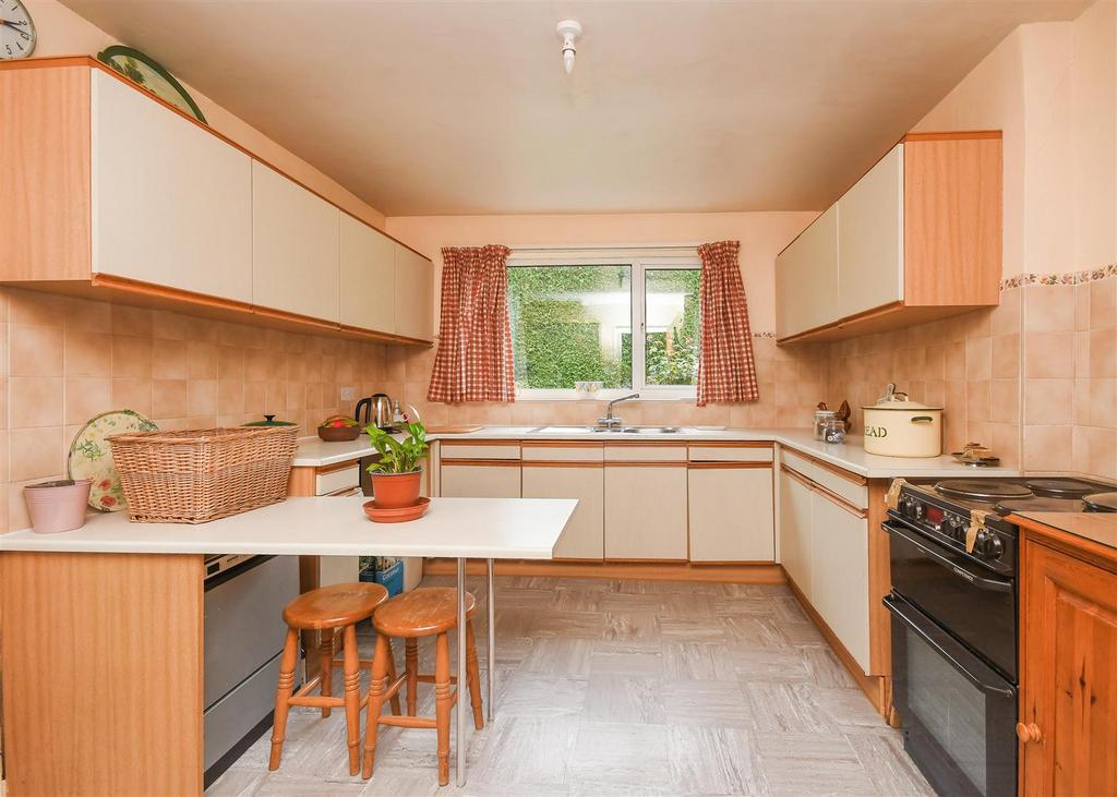 14 Finchdene Grove   Breakfast Kitchen.jpg