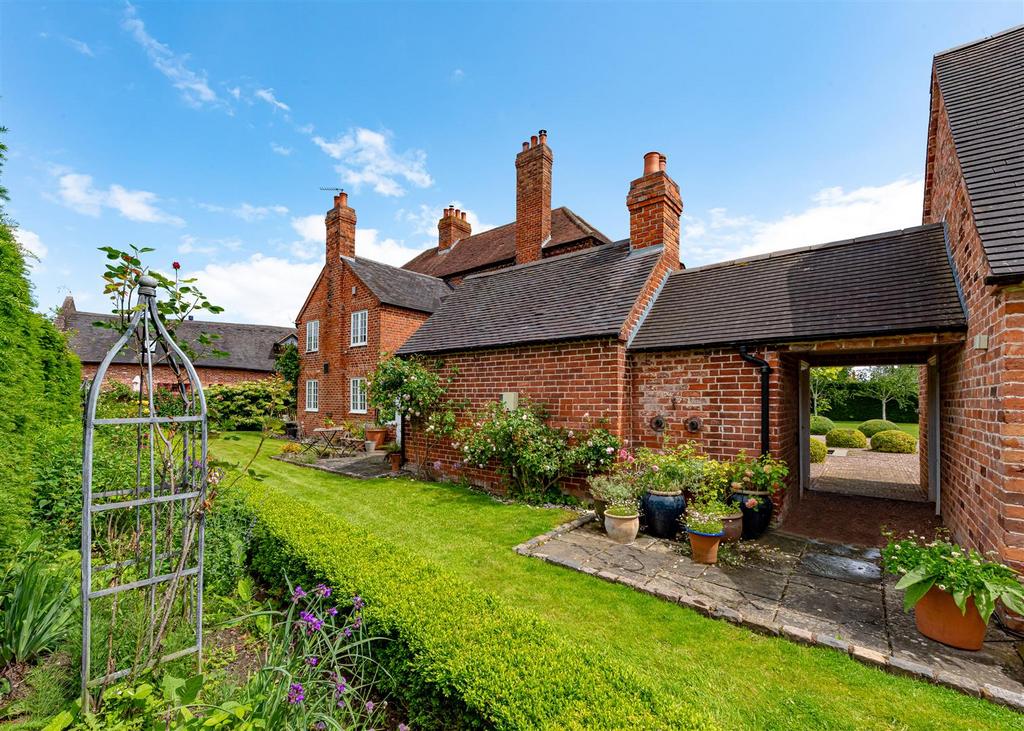 Heathton House-garden30 JUN24.jpg