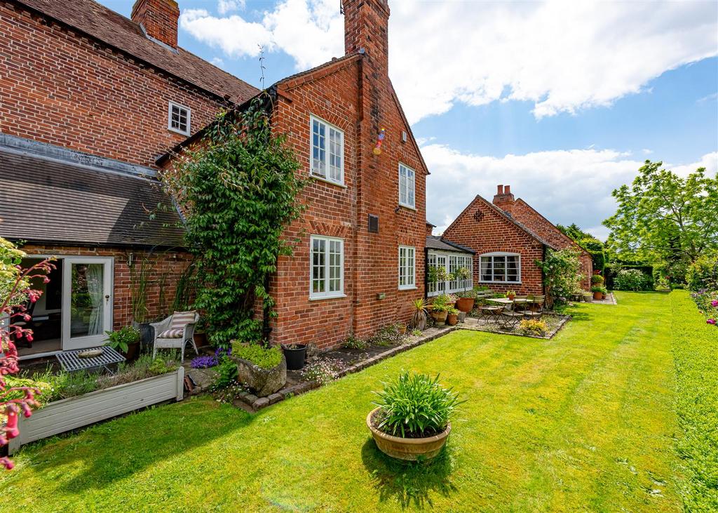 Heathton House-garden31 JUN24.jpg