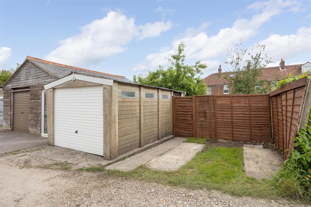 8 Linden Place Trowbridge BA14 9 AU (21).jpg