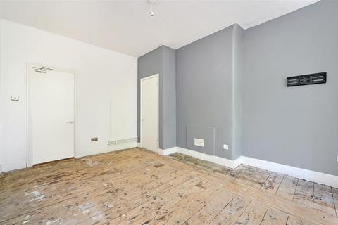 27 Holsworthy Square, London, WC1X 0BA