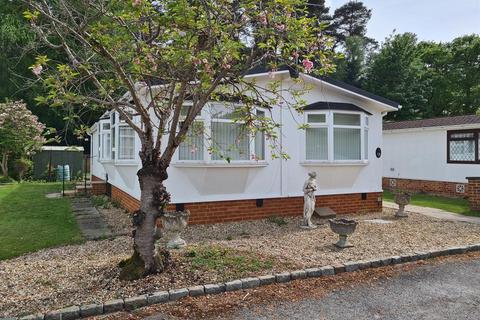 2 bedroom park home for sale, Pinewood Caravan Park, Wokingham, RG40 3EF