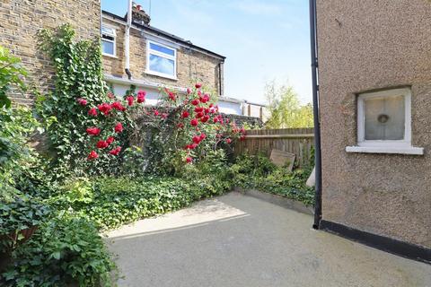 3 bedroom terraced house for sale, Fenham Road, London