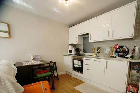 Studio to rent, Fulham Palace Road, London