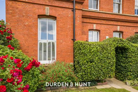 Flat 1, Kensington House Richmond Drive, Woodford Green, IG8 8RJ