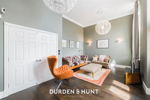 Flat 1, Kensington House Richmond Drive, Woodford Green, IG8 8RJ