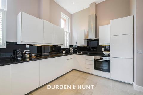 Flat 1, Kensington House Richmond Drive, Woodford Green, IG8 8RJ