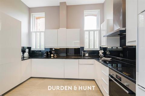 Flat 1, Kensington House Richmond Drive, Woodford Green, IG8 8RJ