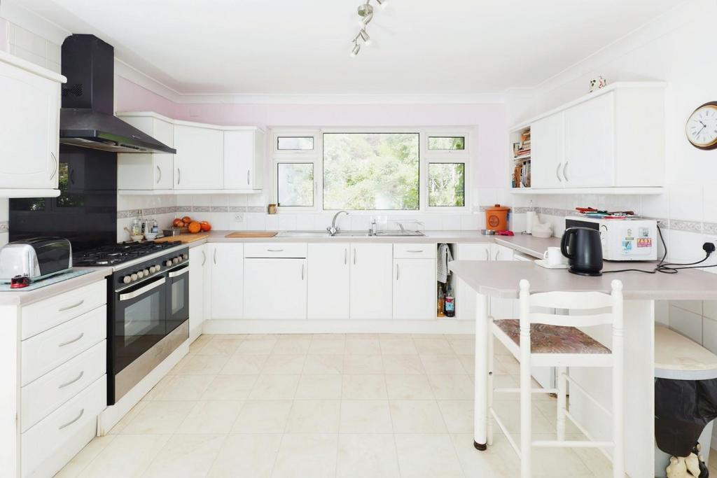 Kitchen 1.jpg