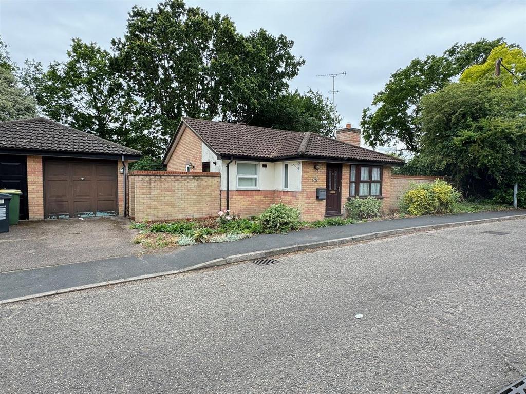 Alexandra Road, Rayleigh 2 bed detached bungalow for sale £375,000
