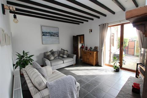 2 bedroom terraced house to rent, Wigan Lane, Chorley PR7