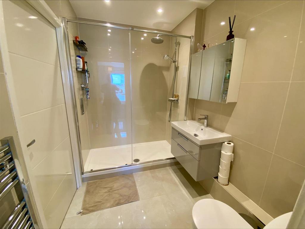 Main Bathroom (Jack &amp; Jill)