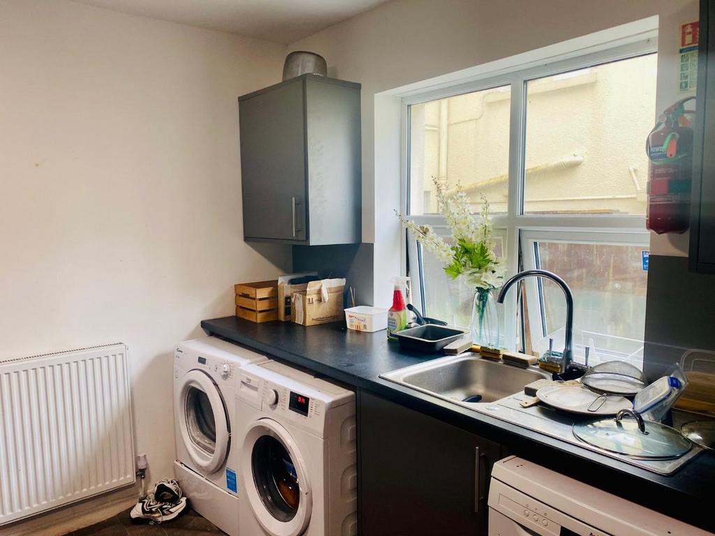 Kitchen 2.jpg