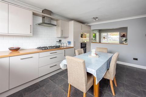 31 Redcliffe Drive, Wombourne, Wolverhampton, WV5 0JE