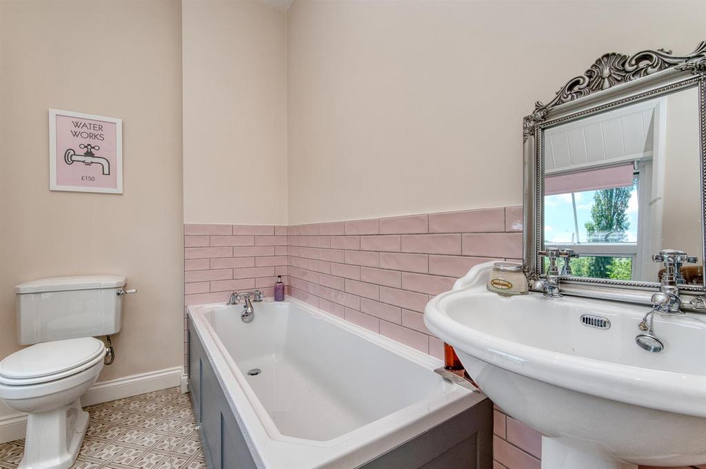 Bath, sink and WC.jpg