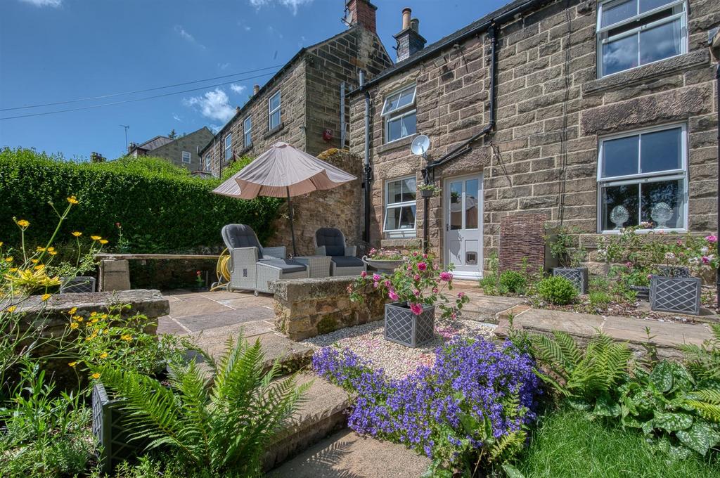 Garden and outdoor dining towards kitchen.jpg