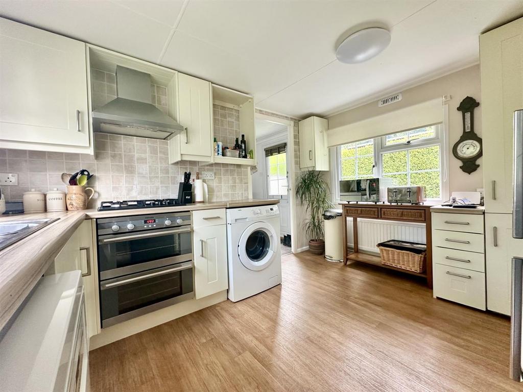 Kitchen2.jpg