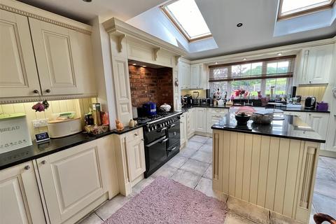 4 bedroom detached house for sale, Sunningdale Drive, Glossop, Derbyshire
