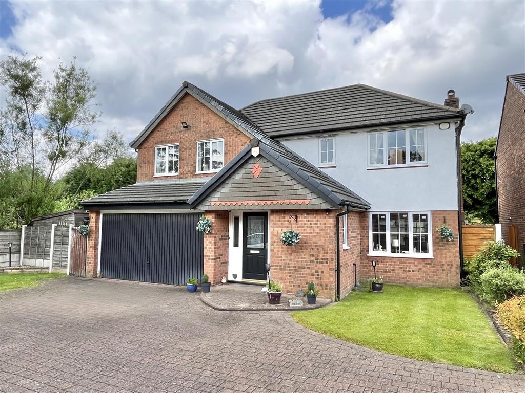 Sunningdale Drive, Glossop, Derbyshire 4 bed detached house for sale