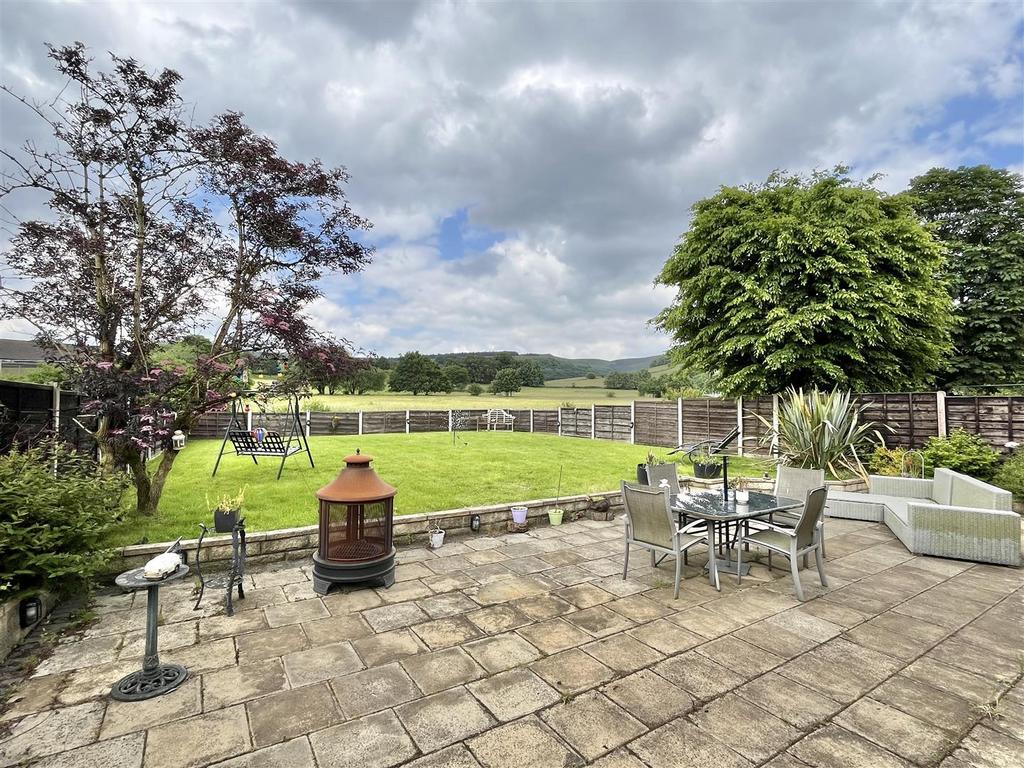Sunningdale Drive, Glossop, Derbyshire 4 bed detached house for sale