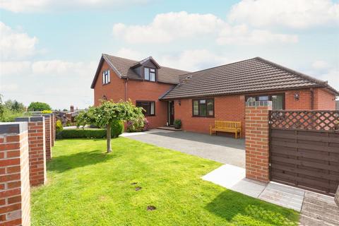 4 bedroom detached house for sale, Stargarreg Lane, Pant, SY10 9QP