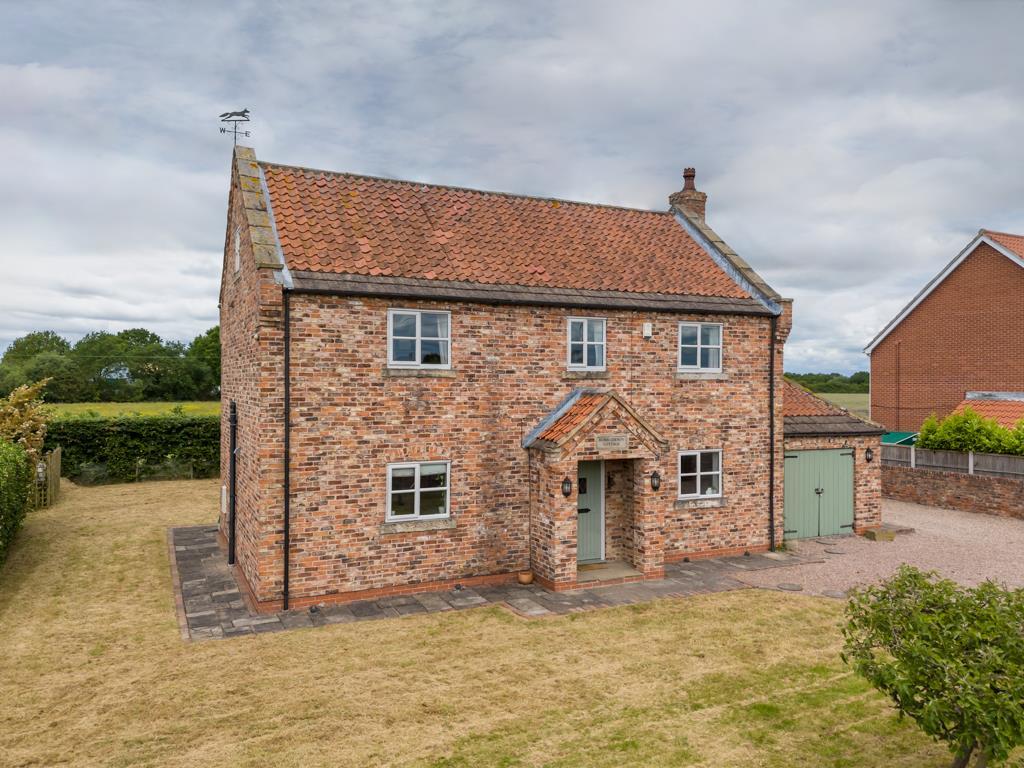 Moss Road, Moss, Doncaster 3 bed detached house for sale £399,950
