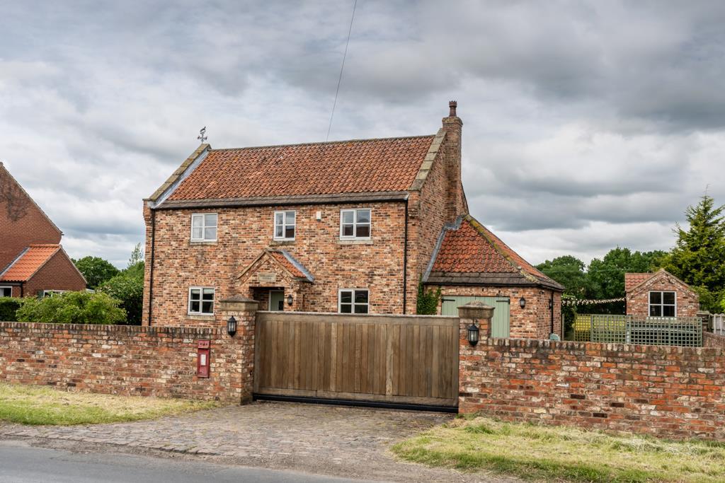 Moss Road, Moss, Doncaster 3 bed detached house for sale £399,950