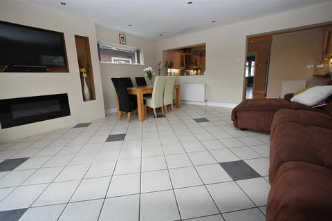 4 bedroom detached house for sale, Thisselt Road, Canvey Island SS8