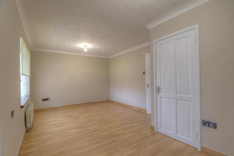 3 bedroom end of terrace house to rent, Chestnut Close, Hampton