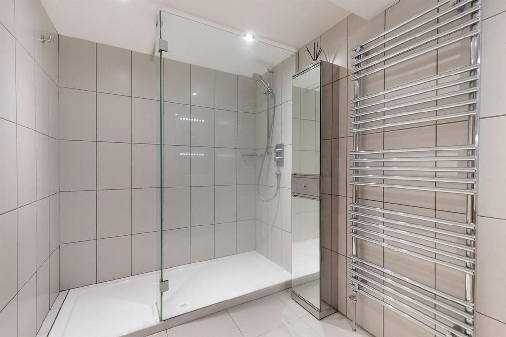 En-suite Master Bedroom (3)