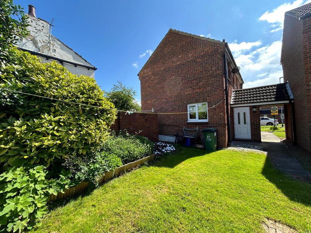 Millfields, Ossett 2 bed semidetached house £800 pcm (£185 pw)