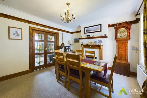 16 Picknalls Avenue, Uttoxeter, ST14 7QN