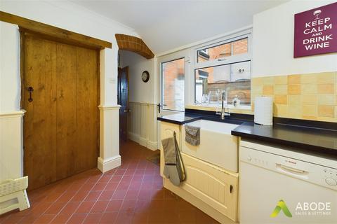 16 Picknalls Avenue, Uttoxeter, ST14 7QN