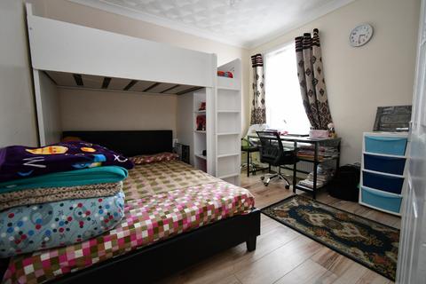 4 bedroom terraced house to rent, Winter Avenue, London,  E6