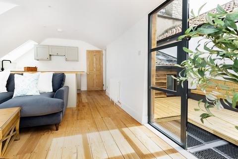 5b Cathedral Green, Wells, BA5 2UD
