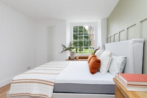 5b Cathedral Green, Wells, BA5 2UD
