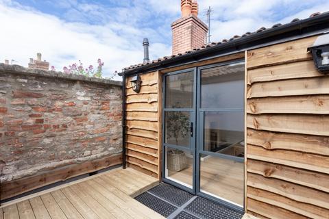 5b Cathedral Green, Wells, BA5 2UD