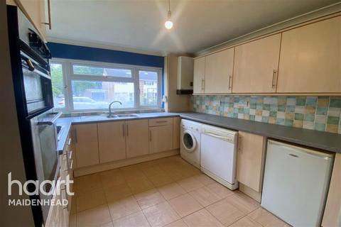 3 bedroom terraced house to rent, Wooburn Manor Park