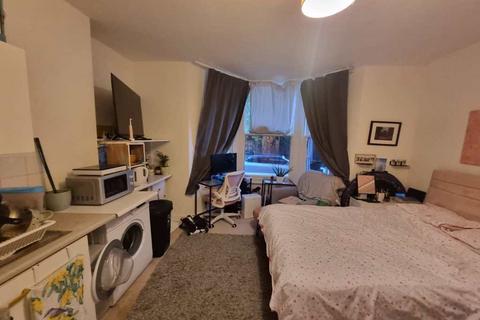 Studio to rent, Ground Floor Studio Flat Robinson Road 116,  Robinson Road, London