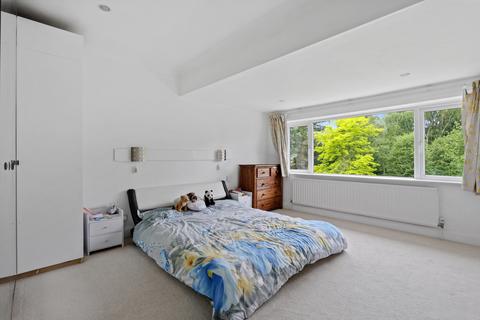4 bedroom detached house to rent, Oxshott Road, Leatherhead, Surrey, KT22