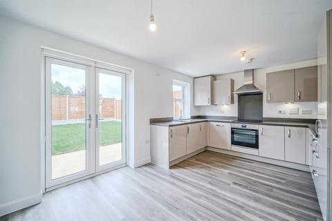 3 bedroom semi-detached house to rent, Sturry CT2