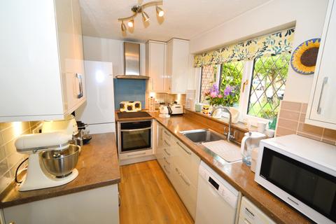 2 bedroom end of terrace house for sale, Suffolk Close, Bagshot