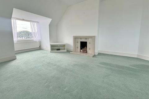 3 bedroom flat to rent, Evening Hill