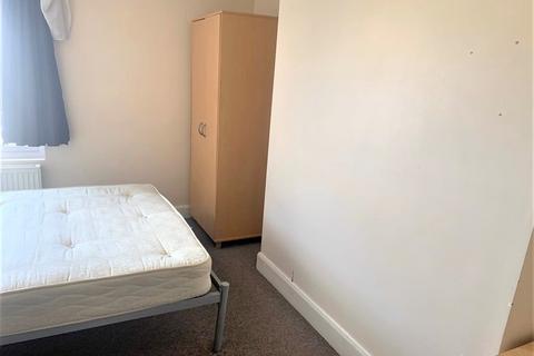 4 bedroom flat to rent, (Whole property) 59b Surbiton Road, Kingston upon Thames, Surrey