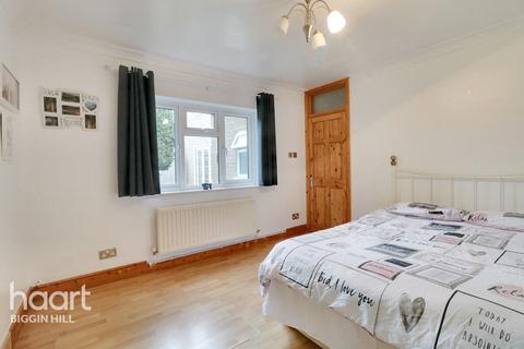 16 Dowding Road, Biggin Hill, Westerham, TN16 3BG