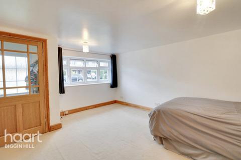 16 Dowding Road, Biggin Hill, Westerham, TN16 3BG